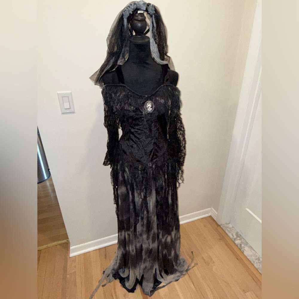 Cementery Bride Strapless Black and Gray Dress - Picture 2 of 8